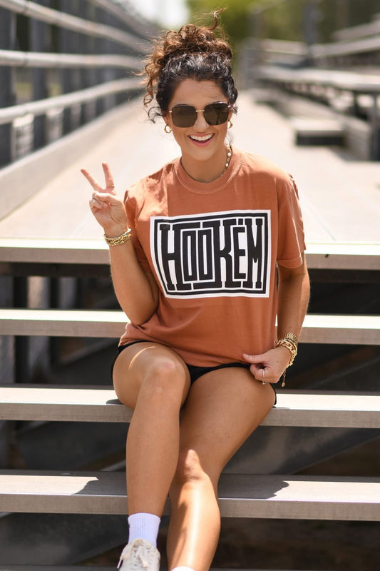 Hook Em’ Tee